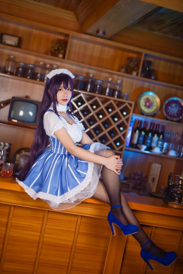    九曲Jean女仆霞之丘诗羽COS：精致酒吧酒廊背景下的迷人角色扮演，诱惑黑丝演绎二次元风情[35P]第2张图片