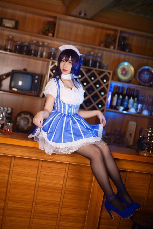    九曲Jean女仆霞之丘诗羽COS：精致酒吧酒廊背景下的迷人角色扮演，诱惑黑丝演绎二次元风情[35P]第3张图片