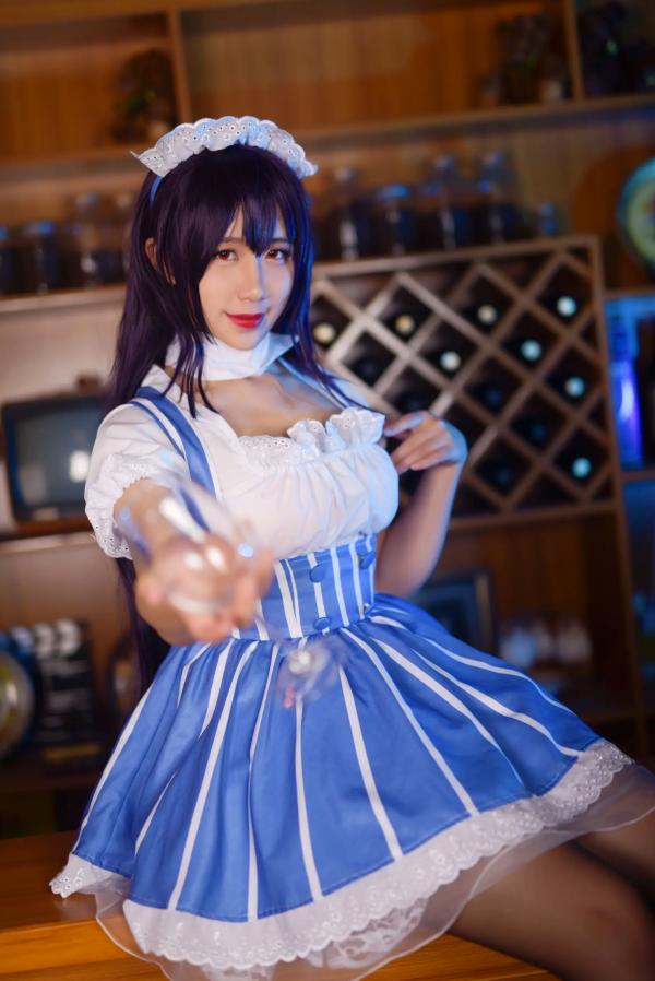    九曲Jean女仆霞之丘诗羽COS：精致酒吧酒廊背景下的迷人角色扮演，诱惑黑丝演绎二次元风情[35P]第4张图片