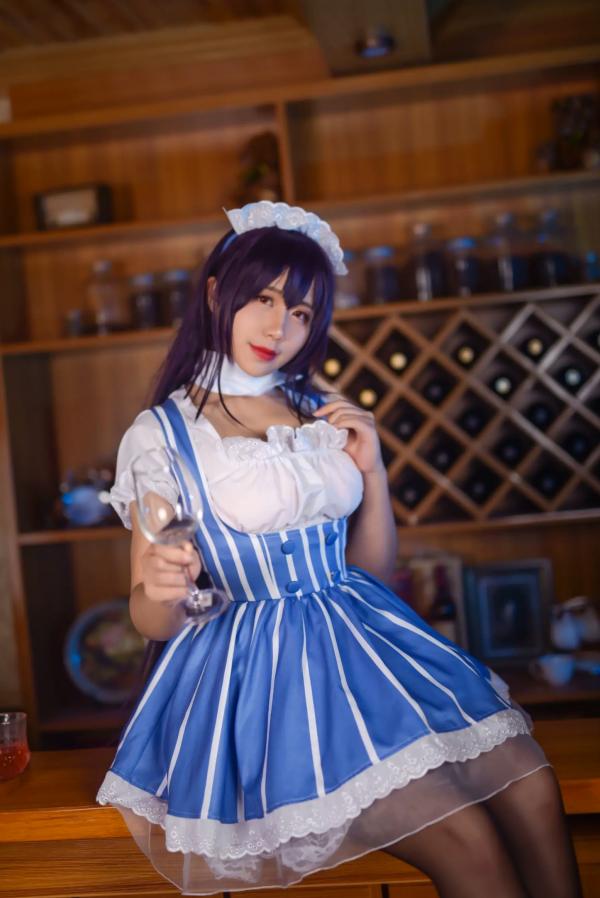    九曲Jean女仆霞之丘诗羽COS：精致酒吧酒廊背景下的迷人角色扮演，诱惑黑丝演绎二次元风情[35P]第5张图片