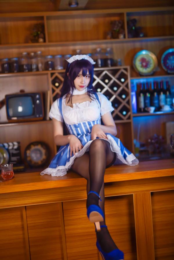    九曲Jean女仆霞之丘诗羽COS：精致酒吧酒廊背景下的迷人角色扮演，诱惑黑丝演绎二次元风情[35P]第6张图片