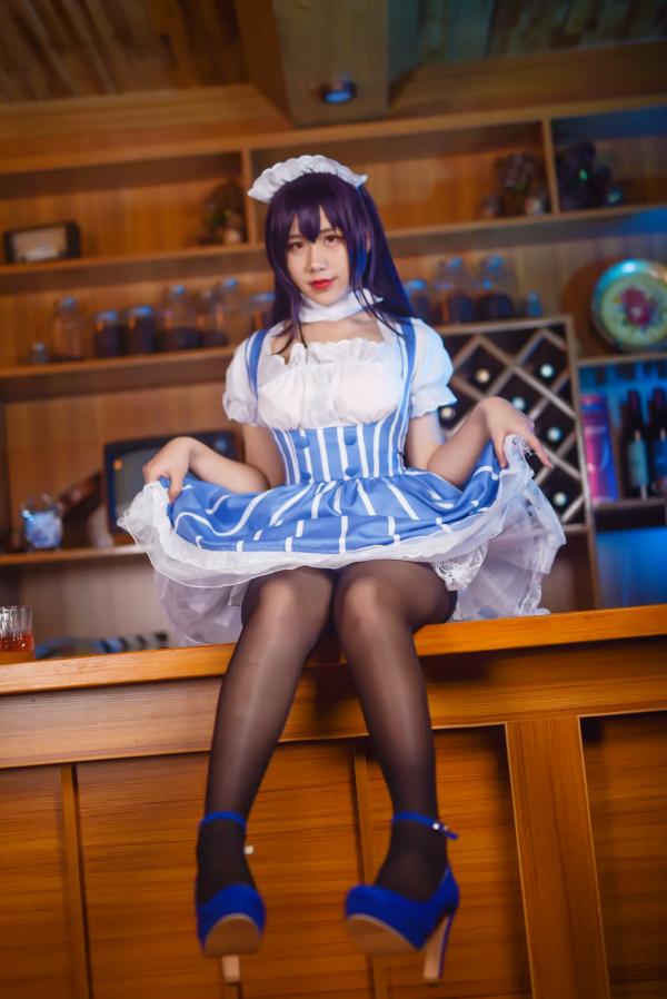    九曲Jean女仆霞之丘诗羽COS：精致酒吧酒廊背景下的迷人角色扮演，诱惑黑丝演绎二次元风情[35P]第7张图片