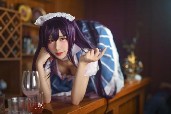    九曲Jean女仆霞之丘诗羽COS：精致酒吧酒廊背景下的迷人角色扮演，诱惑黑丝演绎二次元风情[35P]第8张图片