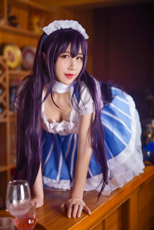    九曲Jean女仆霞之丘诗羽COS：精致酒吧酒廊背景下的迷人角色扮演，诱惑黑丝演绎二次元风情[35P]第9张图片