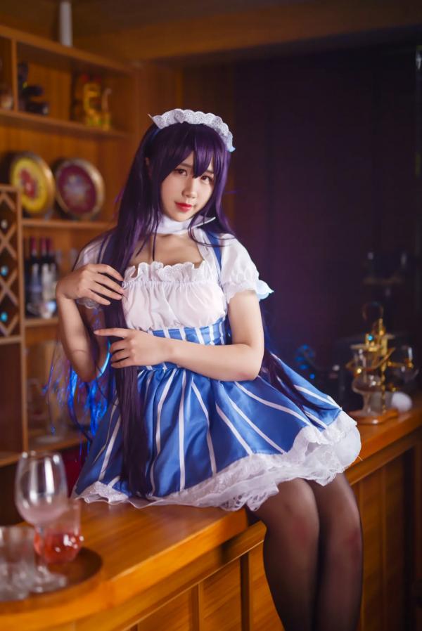    九曲Jean女仆霞之丘诗羽COS：精致酒吧酒廊背景下的迷人角色扮演，诱惑黑丝演绎二次元风情[35P]第12张图片