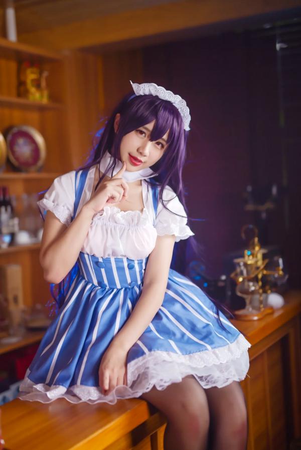    九曲Jean女仆霞之丘诗羽COS：精致酒吧酒廊背景下的迷人角色扮演，诱惑黑丝演绎二次元风情[35P]第13张图片