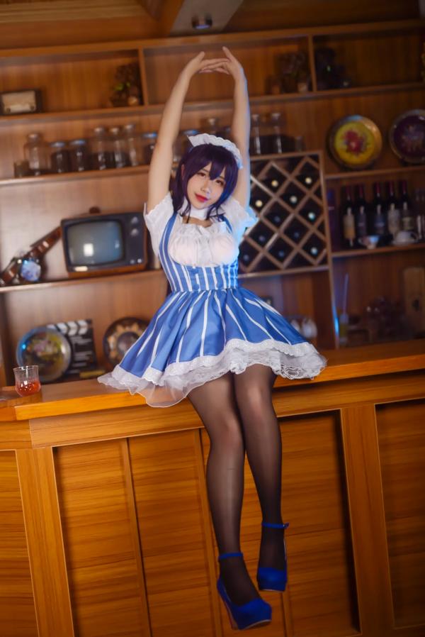    九曲Jean女仆霞之丘诗羽COS：精致酒吧酒廊背景下的迷人角色扮演，诱惑黑丝演绎二次元风情[35P]第14张图片
