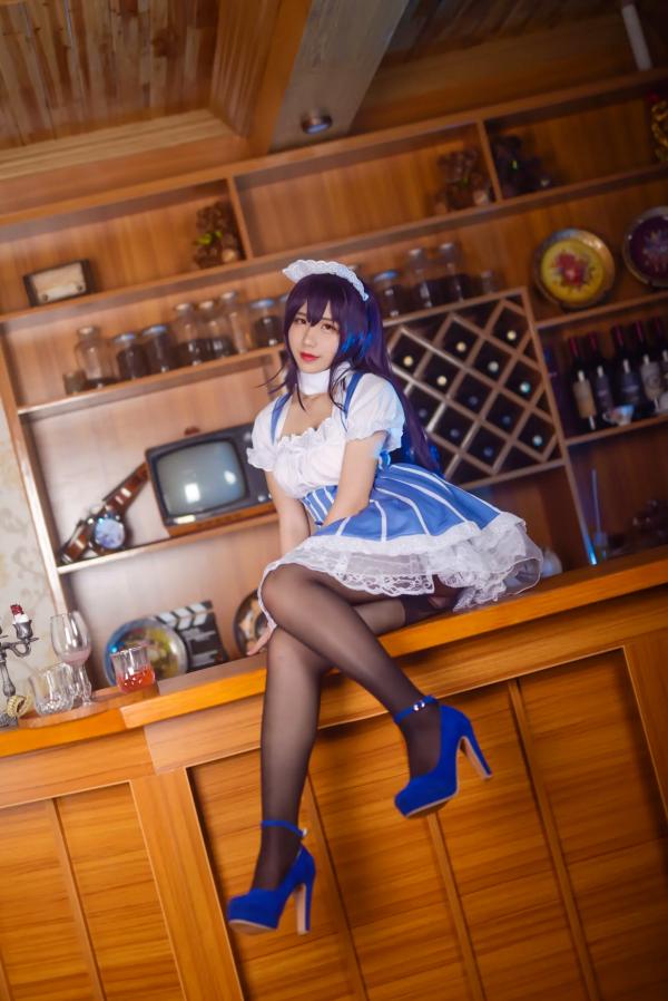    九曲Jean女仆霞之丘诗羽COS：精致酒吧酒廊背景下的迷人角色扮演，诱惑黑丝演绎二次元风情[35P]第15张图片