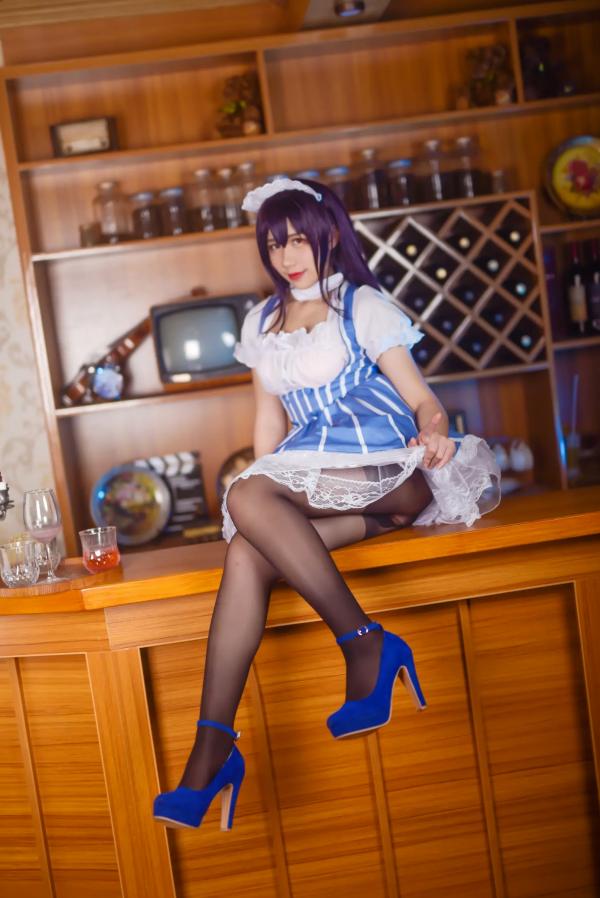    九曲Jean女仆霞之丘诗羽COS：精致酒吧酒廊背景下的迷人角色扮演，诱惑黑丝演绎二次元风情[35P]第16张图片