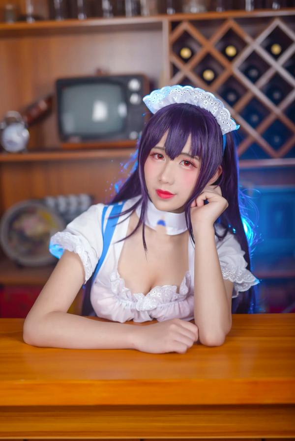    九曲Jean女仆霞之丘诗羽COS：精致酒吧酒廊背景下的迷人角色扮演，诱惑黑丝演绎二次元风情[35P]第17张图片