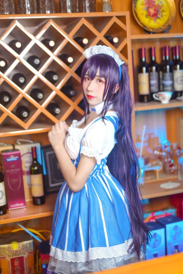    九曲Jean女仆霞之丘诗羽COS：精致酒吧酒廊背景下的迷人角色扮演，诱惑黑丝演绎二次元风情[35P]第18张图片
