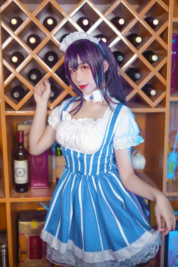    九曲Jean女仆霞之丘诗羽COS：精致酒吧酒廊背景下的迷人角色扮演，诱惑黑丝演绎二次元风情[35P]第19张图片