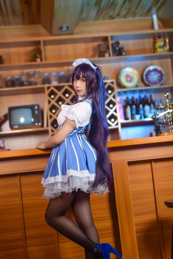    九曲Jean女仆霞之丘诗羽COS：精致酒吧酒廊背景下的迷人角色扮演，诱惑黑丝演绎二次元风情[35P]第21张图片