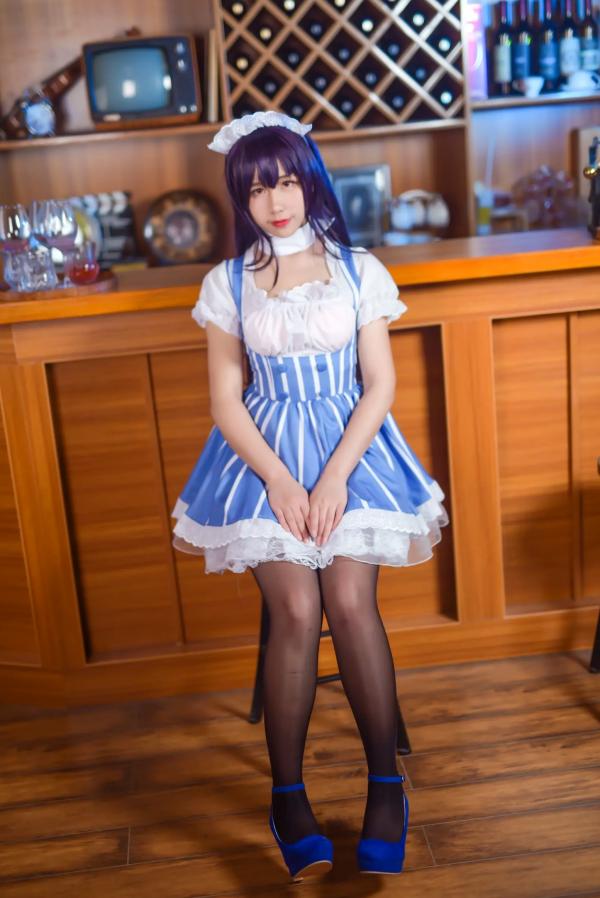    九曲Jean女仆霞之丘诗羽COS：精致酒吧酒廊背景下的迷人角色扮演，诱惑黑丝演绎二次元风情[35P]第22张图片