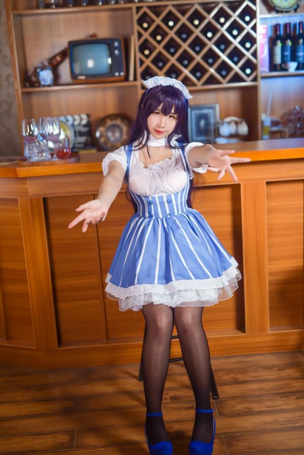    九曲Jean女仆霞之丘诗羽COS：精致酒吧酒廊背景下的迷人角色扮演，诱惑黑丝演绎二次元风情[35P]第23张图片
