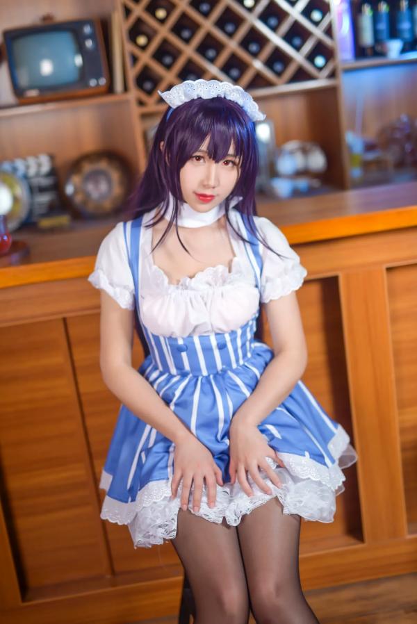    九曲Jean女仆霞之丘诗羽COS：精致酒吧酒廊背景下的迷人角色扮演，诱惑黑丝演绎二次元风情[35P]第24张图片