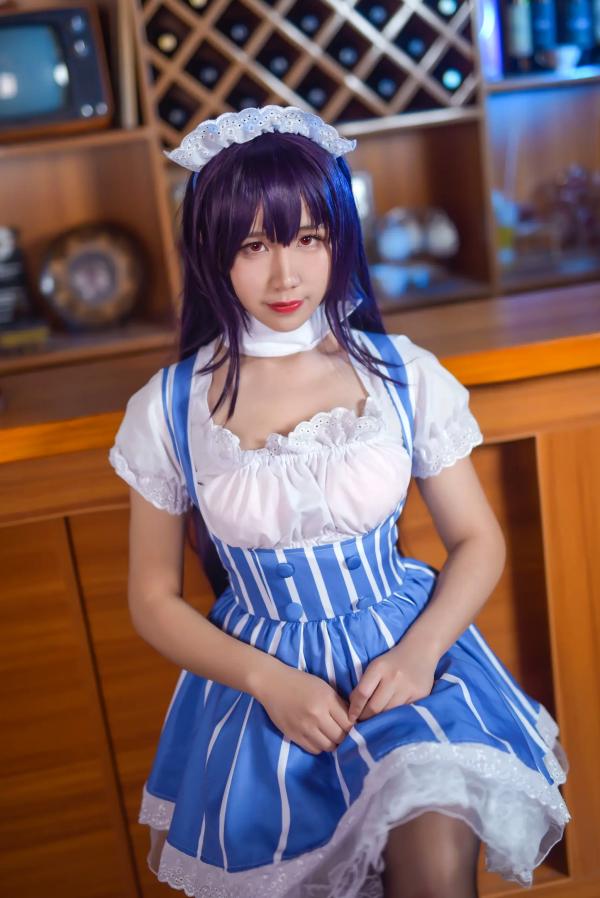    九曲Jean女仆霞之丘诗羽COS：精致酒吧酒廊背景下的迷人角色扮演，诱惑黑丝演绎二次元风情[35P]第26张图片