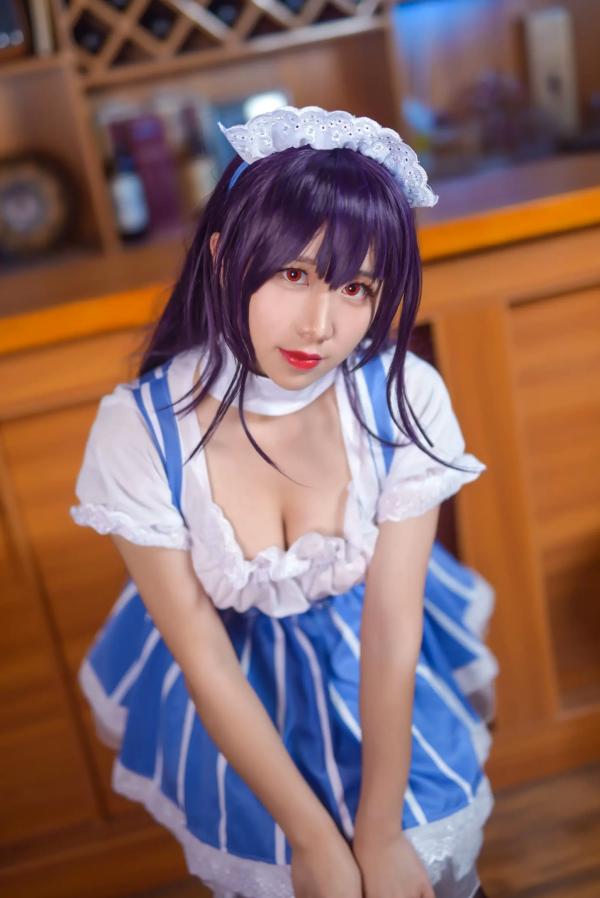    九曲Jean女仆霞之丘诗羽COS：精致酒吧酒廊背景下的迷人角色扮演，诱惑黑丝演绎二次元风情[35P]第27张图片