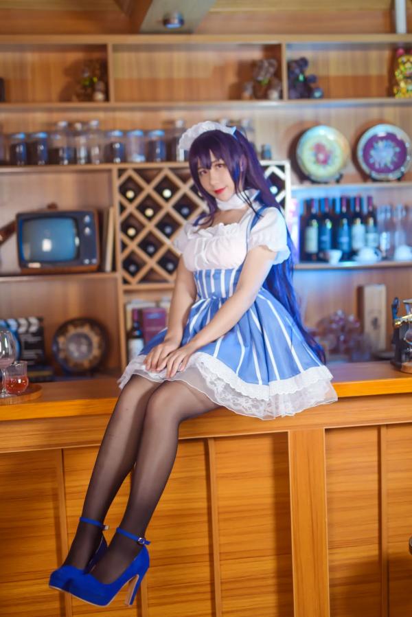    九曲Jean女仆霞之丘诗羽COS：精致酒吧酒廊背景下的迷人角色扮演，诱惑黑丝演绎二次元风情[35P]第28张图片