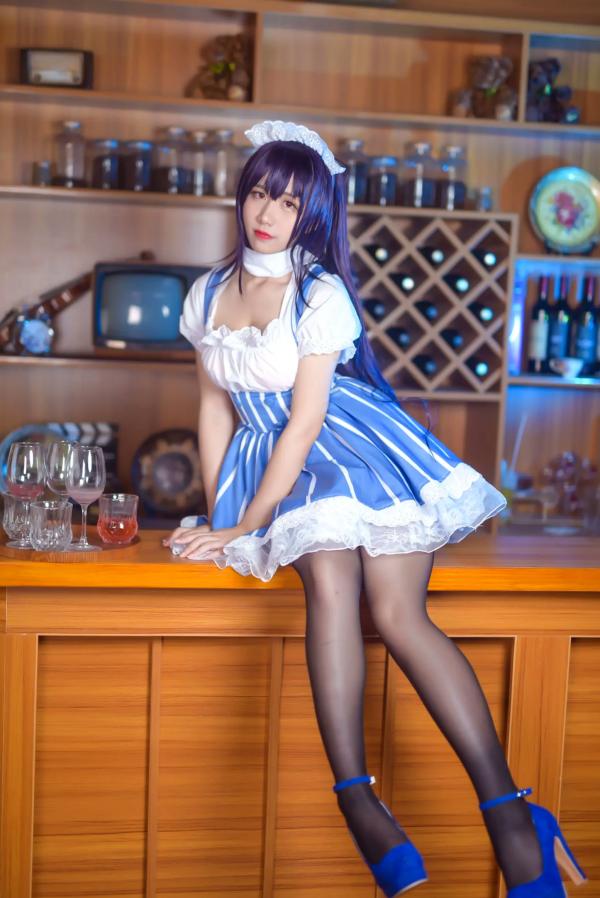    九曲Jean女仆霞之丘诗羽COS：精致酒吧酒廊背景下的迷人角色扮演，诱惑黑丝演绎二次元风情[35P]第31张图片