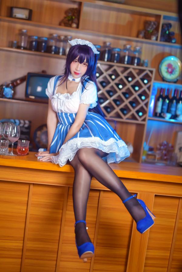    九曲Jean女仆霞之丘诗羽COS：精致酒吧酒廊背景下的迷人角色扮演，诱惑黑丝演绎二次元风情[35P]第32张图片