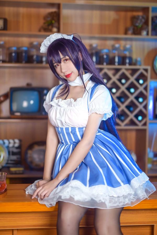    九曲Jean女仆霞之丘诗羽COS：精致酒吧酒廊背景下的迷人角色扮演，诱惑黑丝演绎二次元风情[35P]第33张图片
