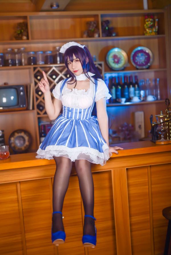    九曲Jean女仆霞之丘诗羽COS：精致酒吧酒廊背景下的迷人角色扮演，诱惑黑丝演绎二次元风情[35P]第34张图片