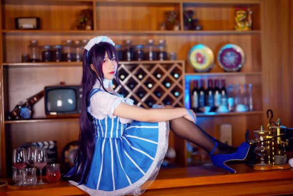    九曲Jean女仆霞之丘诗羽COS：精致酒吧酒廊背景下的迷人角色扮演，诱惑黑丝演绎二次元风情[35P]第35张图片