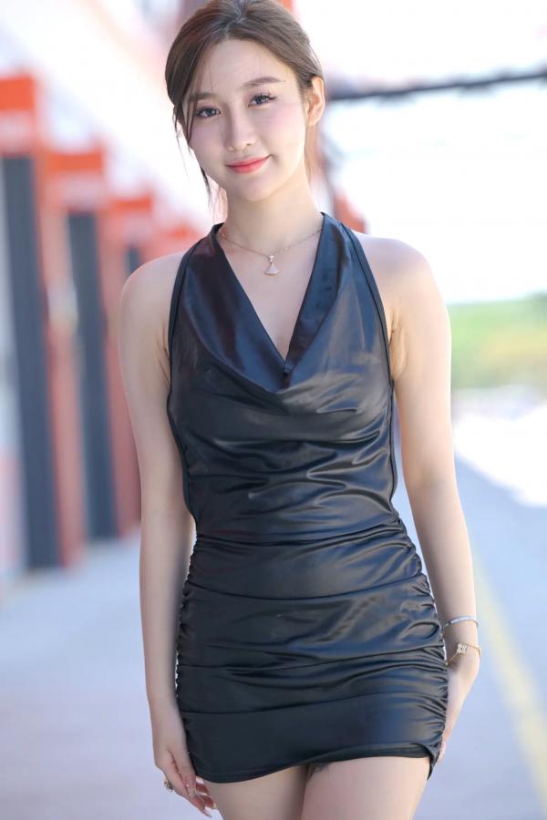    【气质女神】美好阳光女孩黑色紧身短裙户外写真，冷艳迷人，精致街拍精选 106P第95张图片