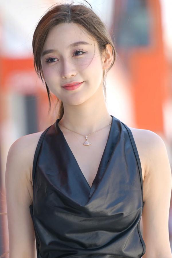    【气质女神】美好阳光女孩黑色紧身短裙户外写真，冷艳迷人，精致街拍精选 106P第102张图片