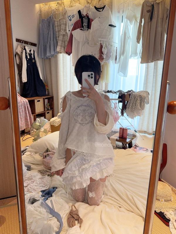    NAGISA魔物喵[fantia]秘密的时间，私房照精选，纯欲短发少女，白色蕾丝内衣配长筒袜的极致诱惑[61P]第45张图片