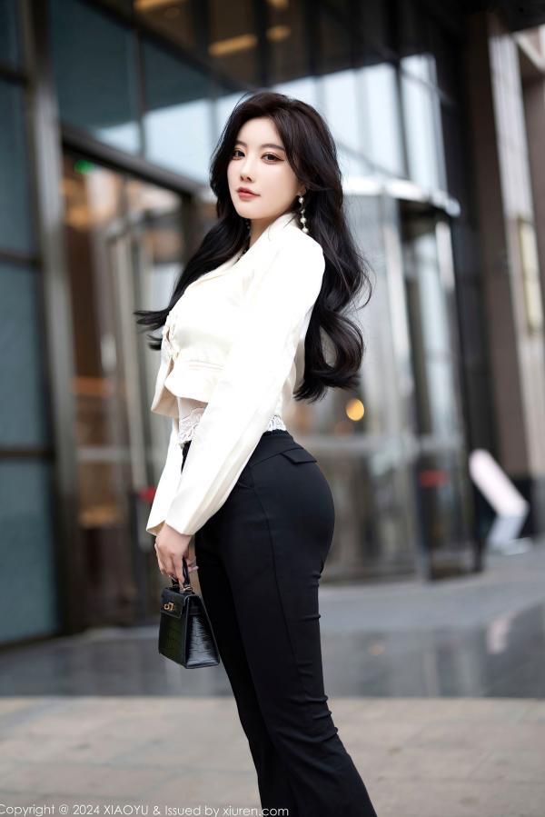 杨晨晨 杨晨晨Yome  XiaoYu语画界-杨晨晨Yome-OL制服诱惑与性感内衣私房-极致黑丝美腿高端旅拍-大尺度无圣光写真第2张图片