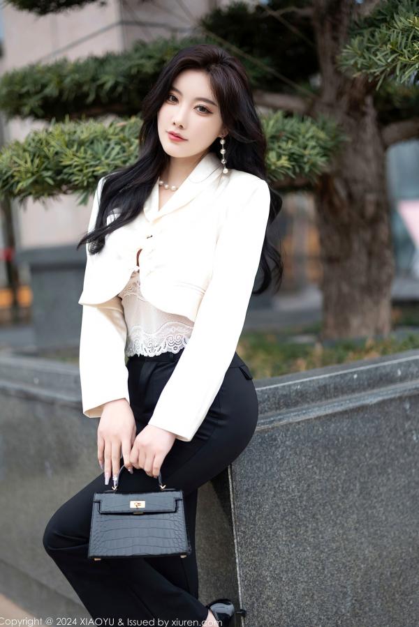 杨晨晨 杨晨晨Yome  XiaoYu语画界-杨晨晨Yome-OL制服诱惑与性感内衣私房-极致黑丝美腿高端旅拍-大尺度无圣光写真第4张图片