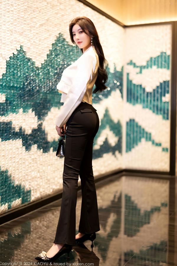 杨晨晨 杨晨晨Yome  XiaoYu语画界-杨晨晨Yome-OL制服诱惑与性感内衣私房-极致黑丝美腿高端旅拍-大尺度无圣光写真第7张图片