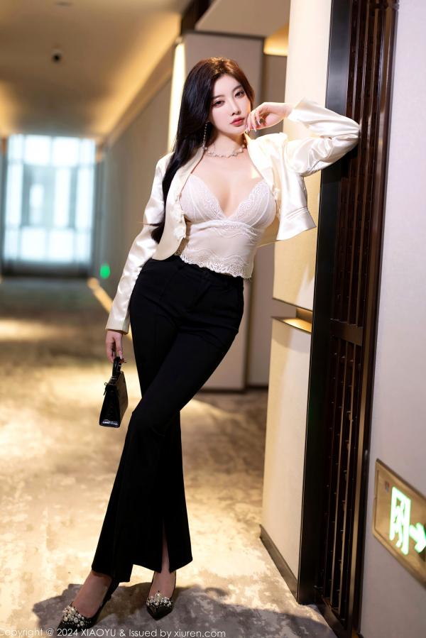 杨晨晨 杨晨晨Yome  XiaoYu语画界-杨晨晨Yome-OL制服诱惑与性感内衣私房-极致黑丝美腿高端旅拍-大尺度无圣光写真第10张图片