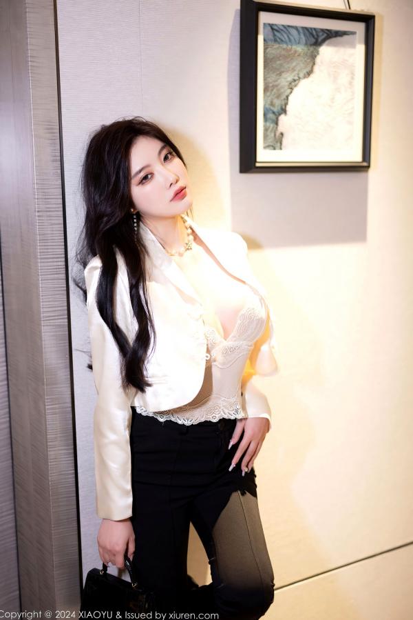 杨晨晨 杨晨晨Yome  XiaoYu语画界-杨晨晨Yome-OL制服诱惑与性感内衣私房-极致黑丝美腿高端旅拍-大尺度无圣光写真第16张图片