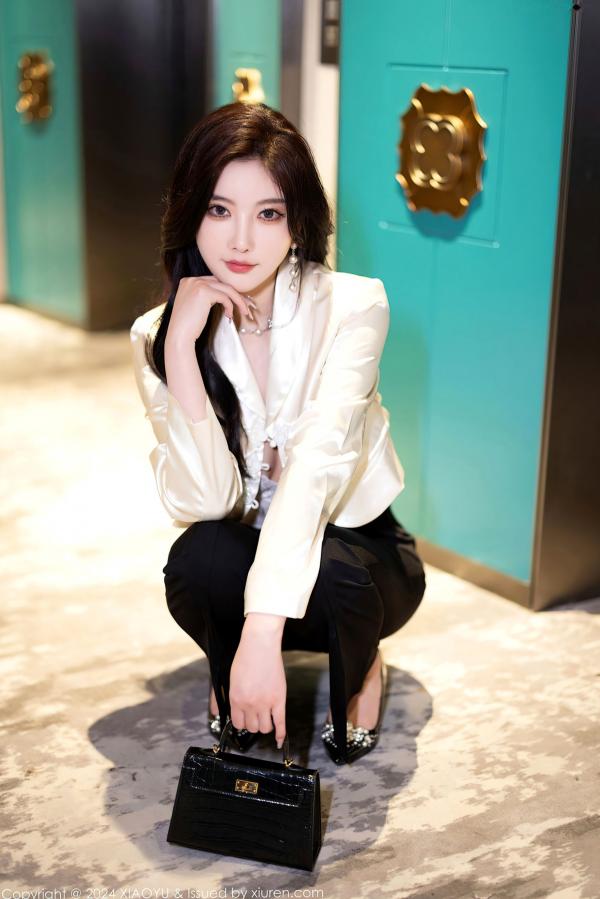 杨晨晨 杨晨晨Yome  XiaoYu语画界-杨晨晨Yome-OL制服诱惑与性感内衣私房-极致黑丝美腿高端旅拍-大尺度无圣光写真第17张图片