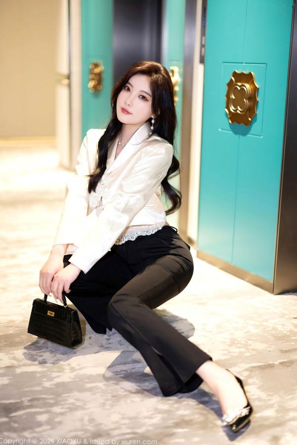 杨晨晨 杨晨晨Yome  XiaoYu语画界-杨晨晨Yome-OL制服诱惑与性感内衣私房-极致黑丝美腿高端旅拍-大尺度无圣光写真第18张图片