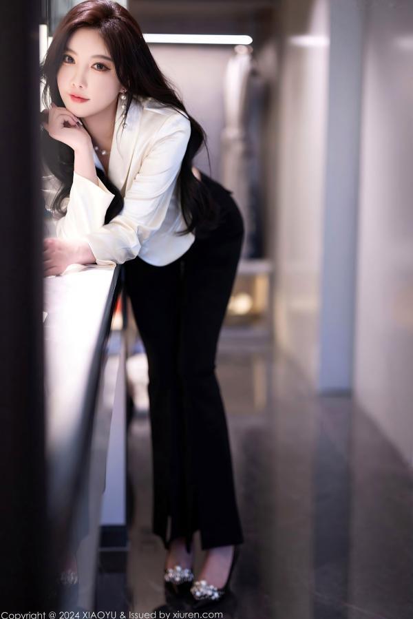 杨晨晨 杨晨晨Yome  XiaoYu语画界-杨晨晨Yome-OL制服诱惑与性感内衣私房-极致黑丝美腿高端旅拍-大尺度无圣光写真第25张图片
