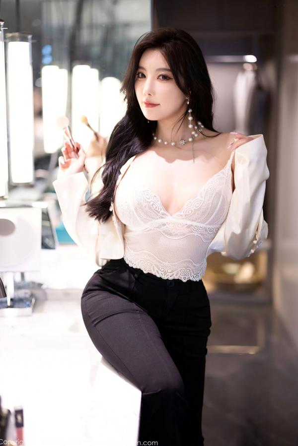 杨晨晨 杨晨晨Yome  XiaoYu语画界-杨晨晨Yome-OL制服诱惑与性感内衣私房-极致黑丝美腿高端旅拍-大尺度无圣光写真第31张图片
