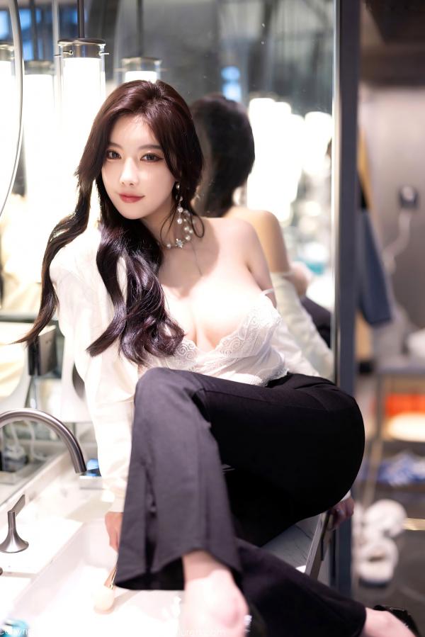 杨晨晨 杨晨晨Yome  XiaoYu语画界-杨晨晨Yome-OL制服诱惑与性感内衣私房-极致黑丝美腿高端旅拍-大尺度无圣光写真第33张图片