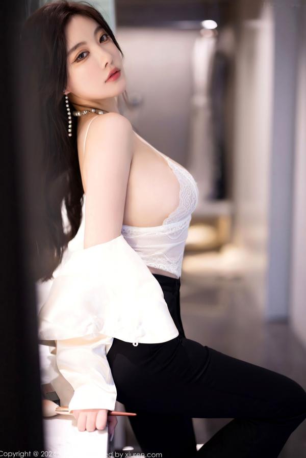杨晨晨 杨晨晨Yome  XiaoYu语画界-杨晨晨Yome-OL制服诱惑与性感内衣私房-极致黑丝美腿高端旅拍-大尺度无圣光写真第42张图片