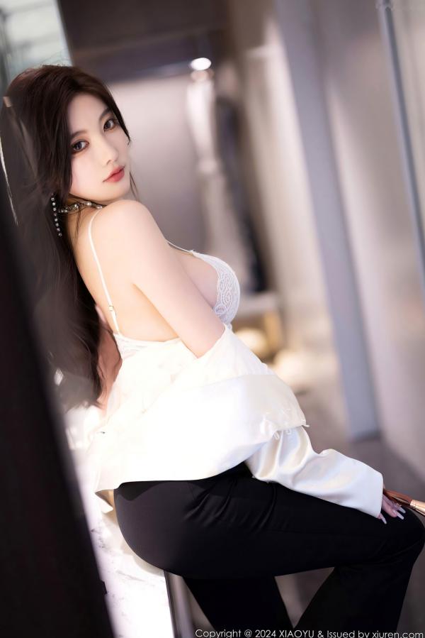杨晨晨 杨晨晨Yome  XiaoYu语画界-杨晨晨Yome-OL制服诱惑与性感内衣私房-极致黑丝美腿高端旅拍-大尺度无圣光写真第44张图片