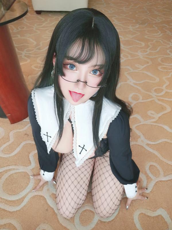    夏鸽鸽不想起床-011-修女角色扮演，制服诱惑与性感黑丝的禁忌视觉盛宴第9张图片
