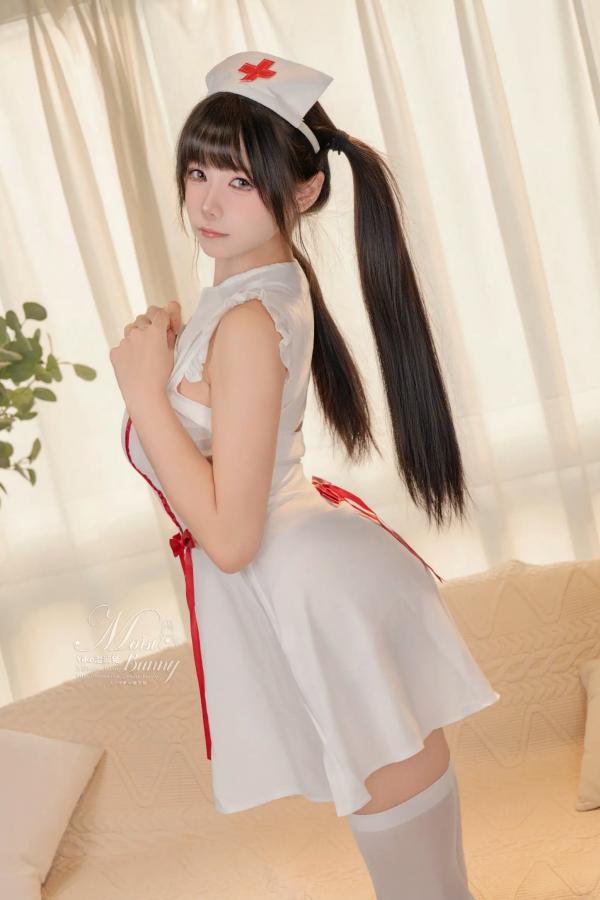    咬一口兔娘 - 甜心陪护私房写真，清纯护士制服诱惑，极致白嫩身姿过膝丝袜 [30P]第2张图片