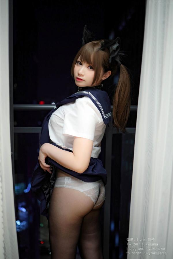    Nyako喵子-水手服和礼物cosplay写真，甜美校服与大胆丝带诱惑，极致黑丝私房照第1张图片