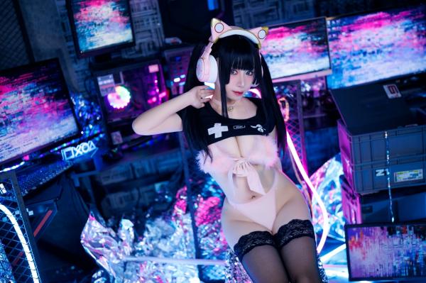   胡桃猫Kurumineko-电竞甜心：赛博空间里的粉色狙击，猫耳耳机Cosplay黑丝私房诱惑，极致电竞氛围感女神第1张图片
