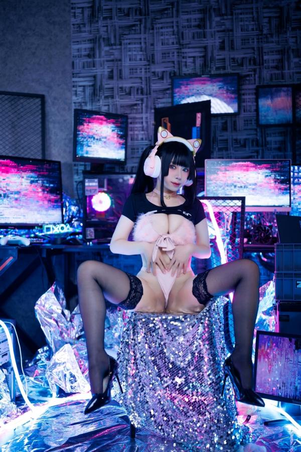    胡桃猫Kurumineko-电竞甜心：赛博空间里的粉色狙击，猫耳耳机Cosplay黑丝私房诱惑，极致电竞氛围感女神第25张图片