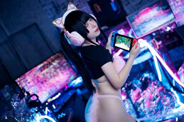    胡桃猫Kurumineko-电竞甜心：赛博空间里的粉色狙击，猫耳耳机Cosplay黑丝私房诱惑，极致电竞氛围感女神第46张图片