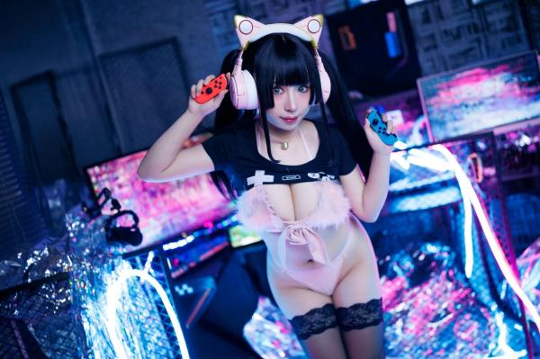    胡桃猫Kurumineko-电竞甜心：赛博空间里的粉色狙击，猫耳耳机Cosplay黑丝私房诱惑，极致电竞氛围感女神第52张图片